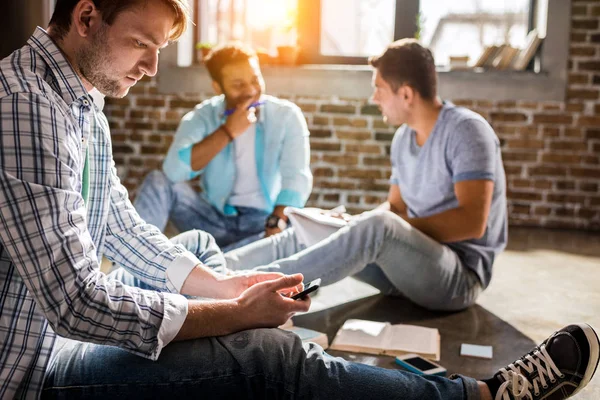 Man med hjälp av smartphone — Stockfoto