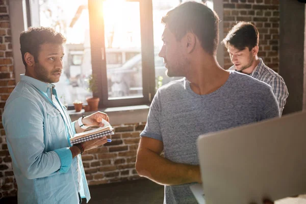 Les hommes travaillant avec un ordinateur portable — Photo