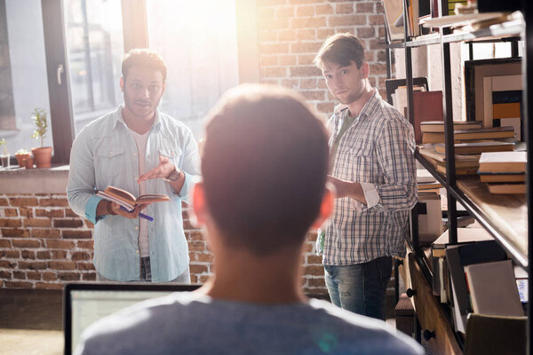 молодые специалисты работают
