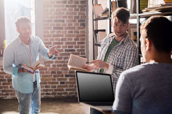 молодые специалисты, работающие с ноутбуками
