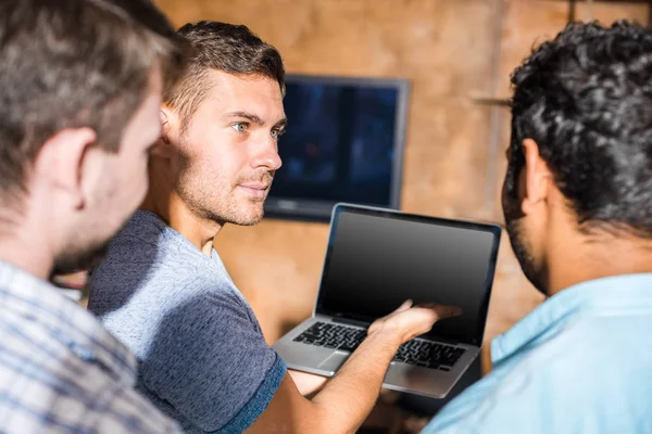 Giovani professionisti che lavorano con il computer portatile — Foto Stock