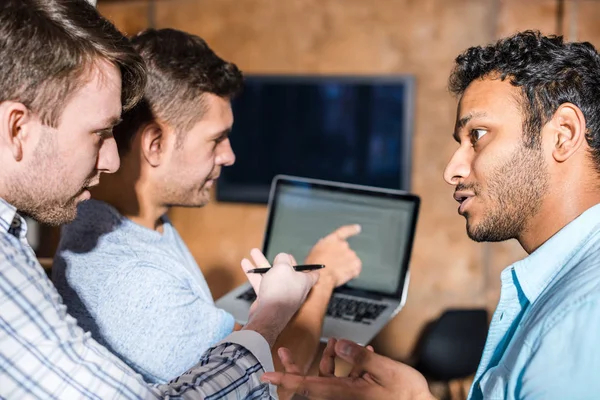 Unga yrkesverksamma som arbetar med laptop — Stockfoto