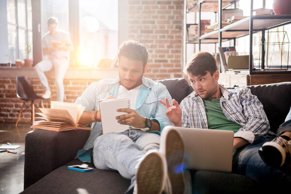 молодые специалисты, работающие с ноутбуками
