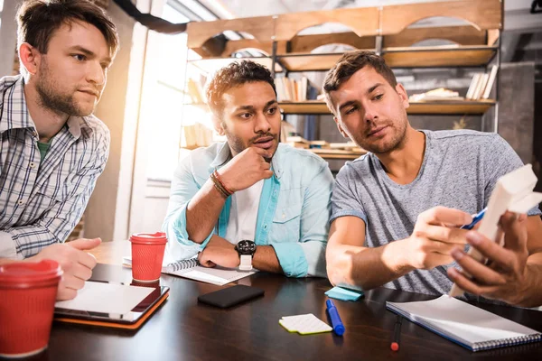 Mannen bezig met project — Stockfoto