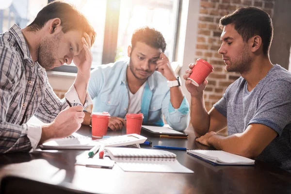 Mannen bezig met project — Stockfoto