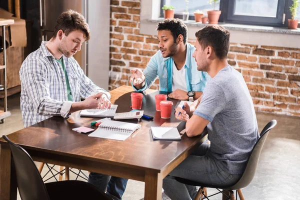 Menn som jobber med prosjektet – stockfoto