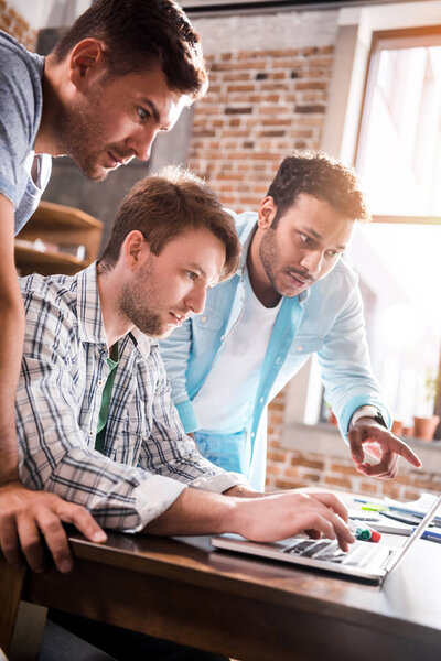 мужчины с помощью ноутбука