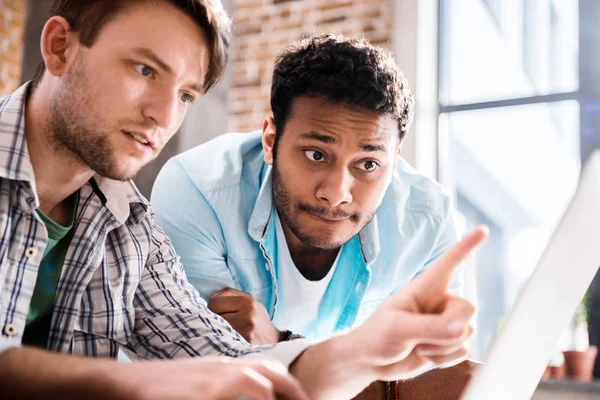 Hombres usando el ordenador portátil — Foto de Stock