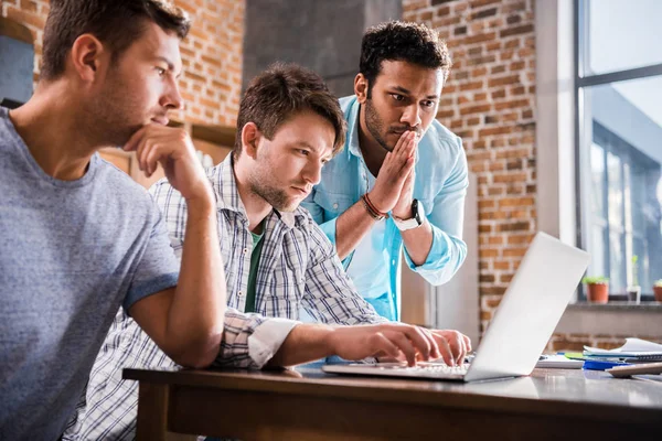 Hombres usando el ordenador portátil — Foto de Stock