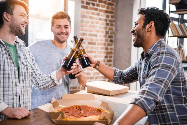 Vrienden die bier drinken — Stockfoto