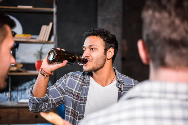 Friends drinking beer — Stock Photo, Image