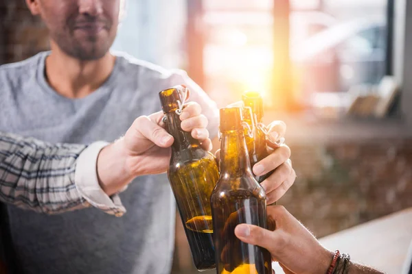 Amigos bebiendo cerveza — Foto de Stock