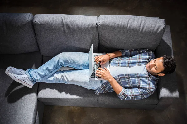 Uomo utilizzando il computer portatile — Foto Stock