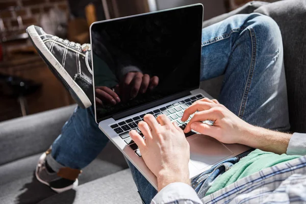 Man som använder bärbar dator — Stockfoto