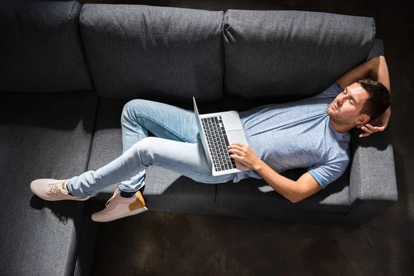 Uomo utilizzando il computer portatile — Foto Stock