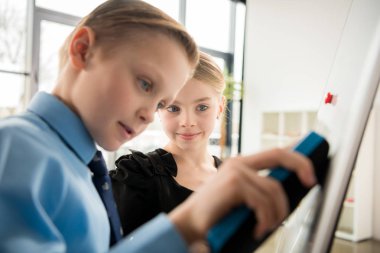 Resmi kıyafetler çocuklarda 