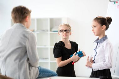 Ofiste çalışan çocuk 