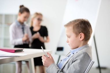 Resmi giysili küçük çocuk 