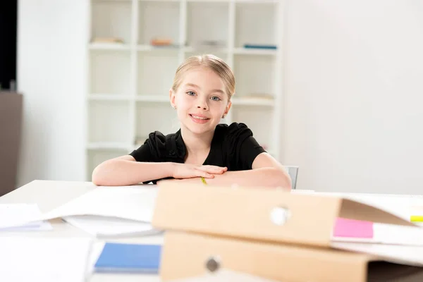 Niña sentada en la mesa —  Fotos de Stock