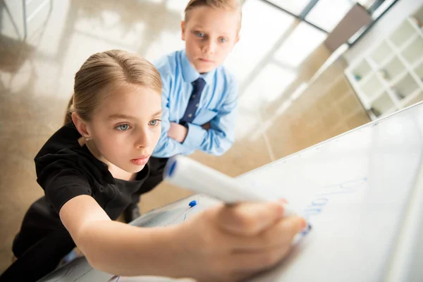 Niños con ropa formal — Foto de Stock