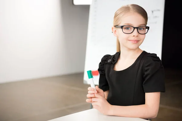 Aranyos kis lány a szemüveg — Stock Fotó