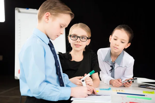 Niños trabajando en la oficina — Foto de Stock