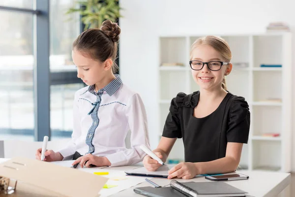 Kinderen werken in office — Stockfoto