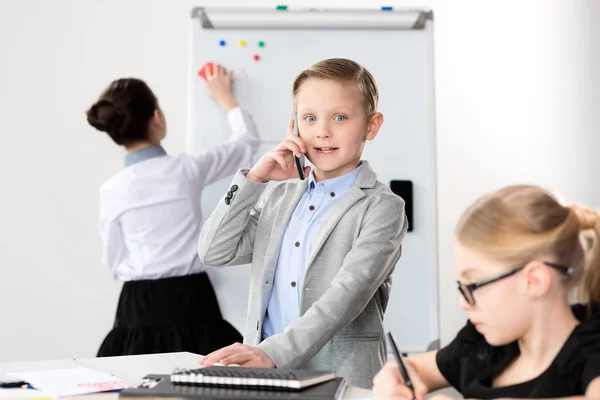 Kinderen werken in office — Stockfoto