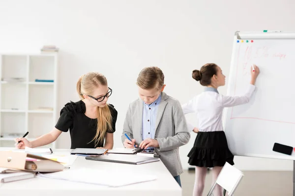 Kinderen werken in office — Stockfoto