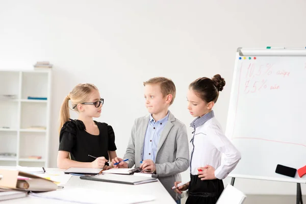 Kinderen werken in office — Stockfoto