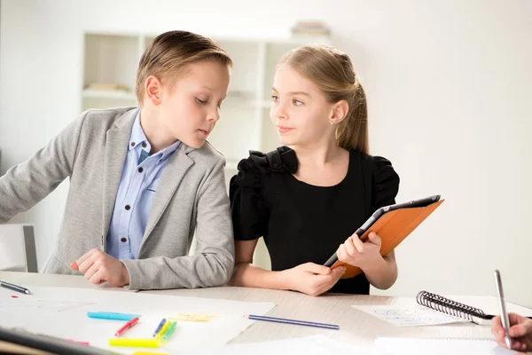 Bambini che lavorano in ufficio — Foto Stock