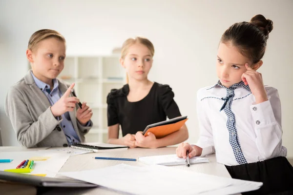 Bambini che lavorano in ufficio — Foto Stock