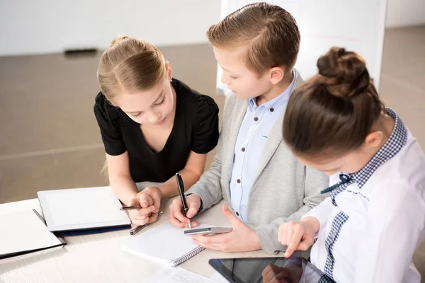 Barn som arbetar på kontor — Stockfoto