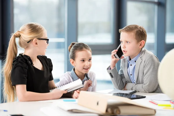 Bambini che lavorano in ufficio — Foto Stock