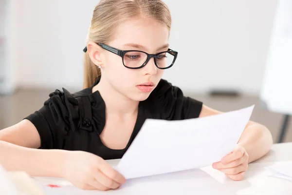 Niña sentada en la mesa — Foto de Stock