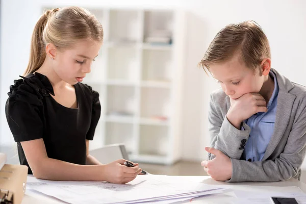 Barn som arbetar på kontor — Stockfoto