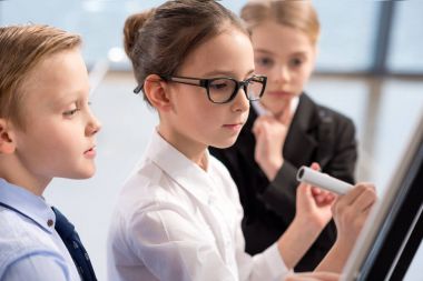 Ofiste çalışan çocuk