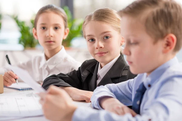 Kinderen werken met papieren — Stockfoto