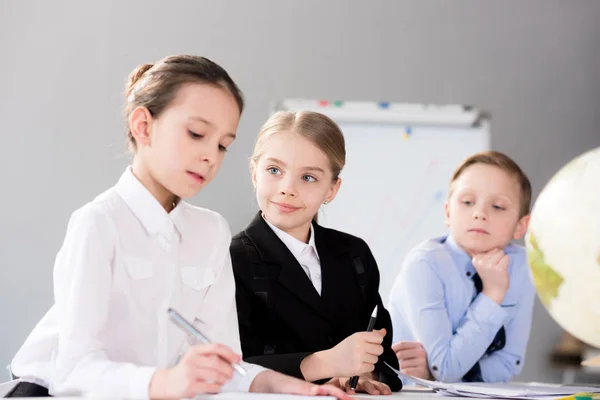 Schattige kinderen werken in office — Stockfoto
