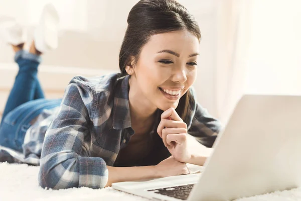 Frau blickt auf Laptop-Monitor — Stockfoto