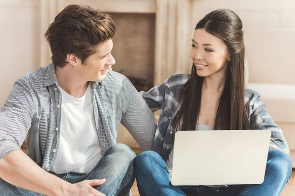 Pareja mirándose entre sí — Foto de Stock