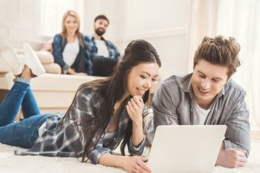 Halı döşeme ve dizüstü bilgisayar kullanarak bir çift