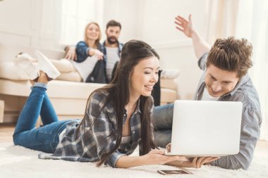 Halı döşeme ve dizüstü bilgisayar kullanarak bir çift