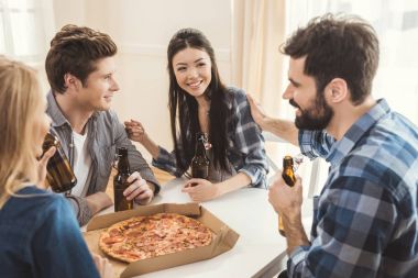 bira içme ve pizza yemek çiftler