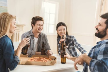bira içme ve pizza yemek çiftler