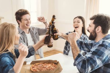 bira içme ve pizza yemek çiftler