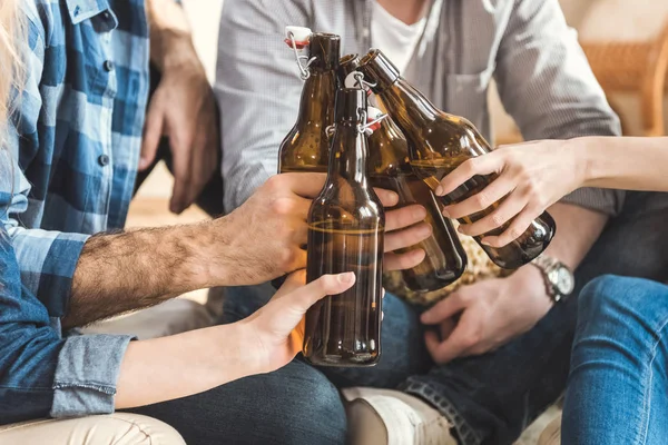 Couples clinking bouteilles de bière — Photo