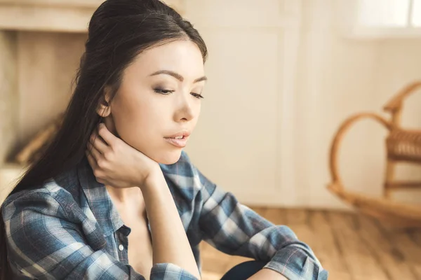 Femme rêvant à la maison — Photo