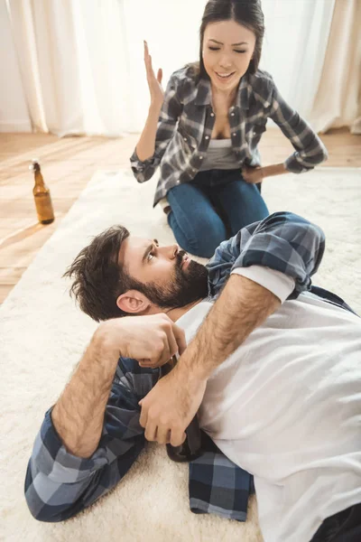 Perempuan berteriak pada pria mabuk — Stok Foto