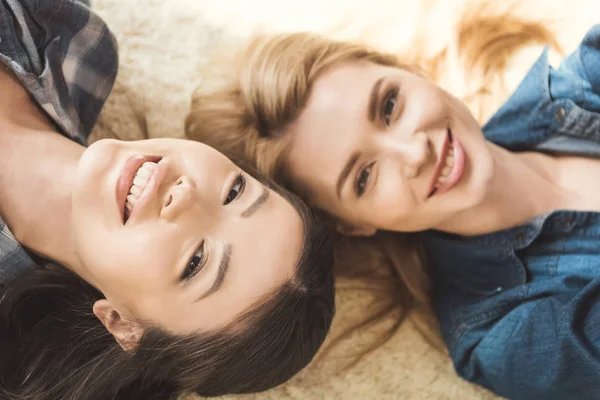 Two women looking at camera — Stock Photo, Image